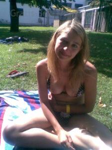 Hallo ihr geilen Typen, ich bin kiisa aus Heidelberg, ledig und total heiß auf eine knisternde Affäre, die mit erotischen Treffen beginnt und vielleicht zu mehr wird. Sex ist für mich der Hammer, die Basis für alles Weitere, also lass uns im Bett austesten, ob's passt. Ich stelle mir vor, wie wir uns in einem Hotel treffen, du mich mit Dirty Talk anmachst und ich deine harte Schwanz mit meinem Mund bearbeite, bis du bettelst. Dann lass ich mich von dir lecken, meine feuchte Muschi tropft schon, und wir machen Natursekt-Spiele, wo wir uns gegenseitig nass machen vor Lust. Kein Sadomaso, aber ich bin für versaute Frauen-Action offen, vielleicht mit Reizwäsche und High Heels, die dich um den Verstand bringen. Dir gefällt kiisa’s Inserat? Dann schreib ihr eine Nachricht: Zum Profil von kiisa Meine Fantasien drehen sich um schnelle Quickies in Heidelberg, wo du mich gegen die Wand drückst und hart nimmst, oder wir entspannen danach und bauen eine echte Verbindung auf. Ich suche jemanden, der diskret ist und Lust auf heiße Seitensprünge hat, mit Cumshot-Finale auf meiner Haut. Als blonde Wildkatze mit normaler Figur weiß ich, wie man einen Mann verrückt macht – lass uns spontan ficken und sehen, ob daraus eine dauerhafte geile Affäre wird. Wenn du zwischen 25 und 30 bist und Bock hast, melde dich, ich warte auf deine Nachricht für unser erstes tabuloses Date.