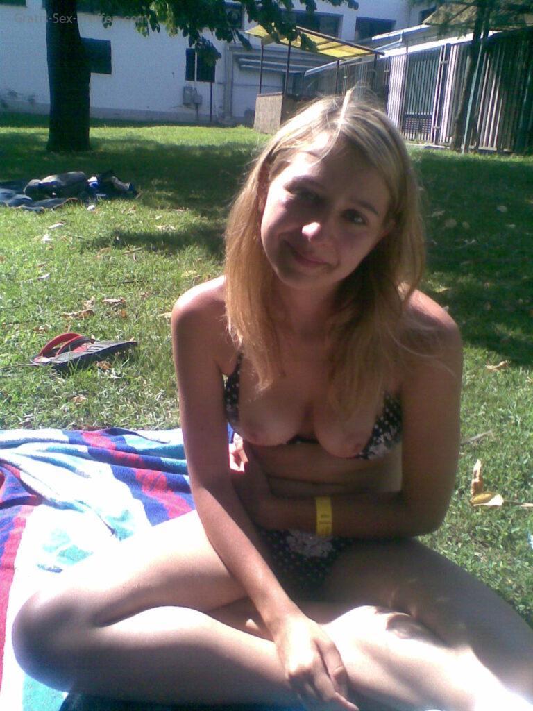 Hallo ihr geilen Typen, ich bin kiisa aus Heidelberg, ledig und total heiß auf eine knisternde Affäre, die mit erotischen Treffen beginnt und vielleicht zu mehr wird. Sex ist für mich der Hammer, die Basis für alles Weitere, also lass uns im Bett austesten, ob's passt. Ich stelle mir vor, wie wir uns in einem Hotel treffen, du mich mit Dirty Talk anmachst und ich deine harte Schwanz mit meinem Mund bearbeite, bis du bettelst. Dann lass ich mich von dir lecken, meine feuchte Muschi tropft schon, und wir machen Natursekt-Spiele, wo wir uns gegenseitig nass machen vor Lust. Kein Sadomaso, aber ich bin für versaute Frauen-Action offen, vielleicht mit Reizwäsche und High Heels, die dich um den Verstand bringen. Dir gefällt kiisa’s Inserat? Dann schreib ihr eine Nachricht: Zum Profil von kiisa Meine Fantasien drehen sich um schnelle Quickies in Heidelberg, wo du mich gegen die Wand drückst und hart nimmst, oder wir entspannen danach und bauen eine echte Verbindung auf. Ich suche jemanden, der diskret ist und Lust auf heiße Seitensprünge hat, mit Cumshot-Finale auf meiner Haut. Als blonde Wildkatze mit normaler Figur weiß ich, wie man einen Mann verrückt macht – lass uns spontan ficken und sehen, ob daraus eine dauerhafte geile Affäre wird. Wenn du zwischen 25 und 30 bist und Bock hast, melde dich, ich warte auf deine Nachricht für unser erstes tabuloses Date.